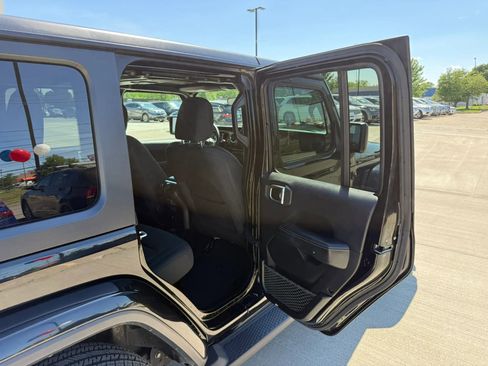 Used 2018 Jeep Wrangler Unlimited Sahara w/ LED Lighting Group AWD/4WD image 21