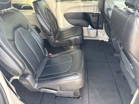 Used 2024 Chrysler Pacifica Touring-L image 14