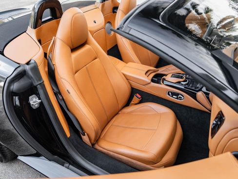 Used 2021 Aston Martin V8 Vantage Roadster image 10