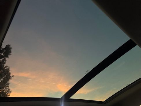 Certified 2023 Volkswagen Taos SE w/ Panoramic Sunroof Package image 17