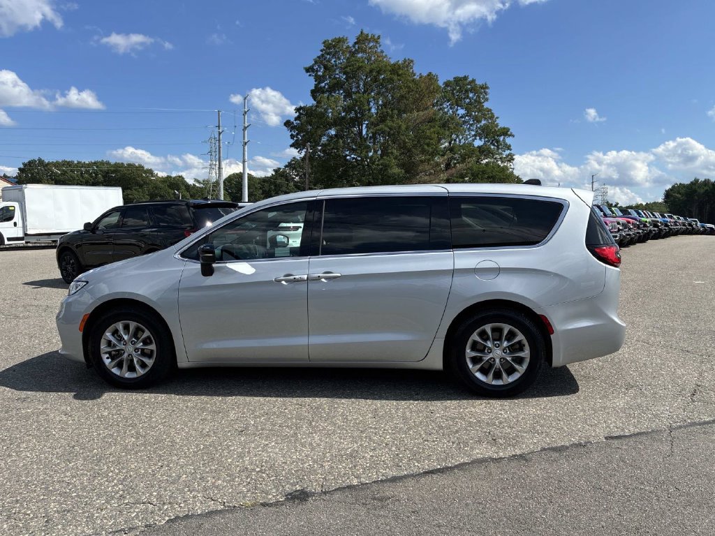 Used 2026 Chrysler Pacifica Limited FWD image 4