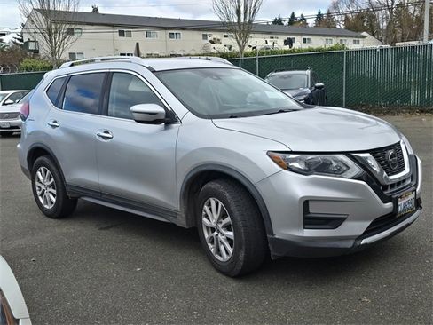 Used 2020 Nissan Rogue SV image 2