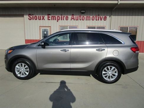 Used 2018 Kia Sorento LX image 2