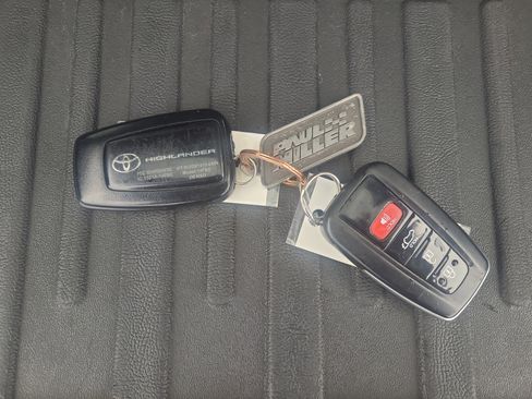 Used 2021 Toyota Highlander XLE AWD/4WD image 34