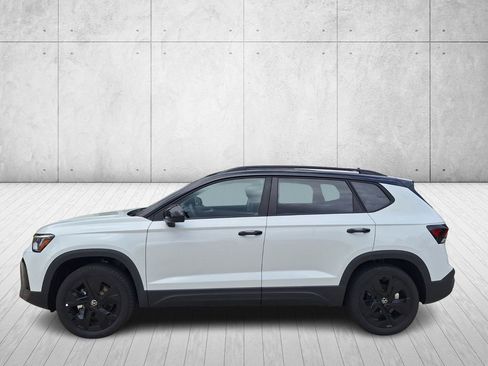 New 2026 Volkswagen Taos SE image 2