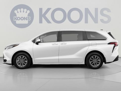 Used 2023 Toyota Sienna LE FWD image 2
