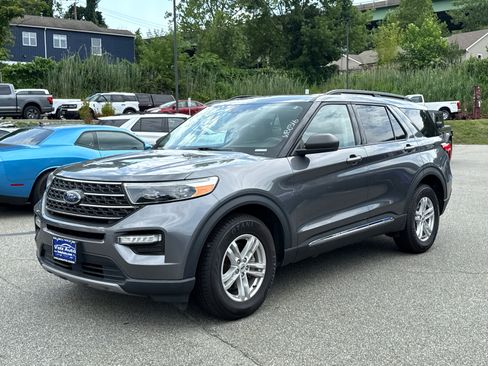 Used 2022 Ford Explorer XLT w/ Equipment Group 202A AWD/4WD image 3