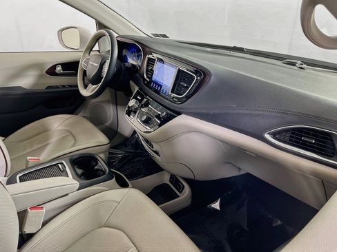 Used 2017 Chrysler Pacifica Limited w/ UConnect Theater Package image 31