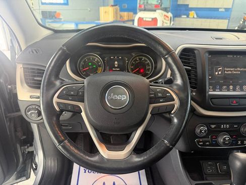 Used 2016 Jeep Cherokee Latitude FWD image 27