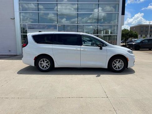 Used 2024 Chrysler Pacifica Touring-L FWD image 4