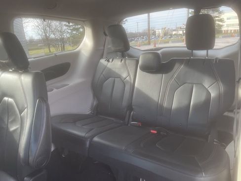 Used 2017 Chrysler Pacifica Touring-L image 8