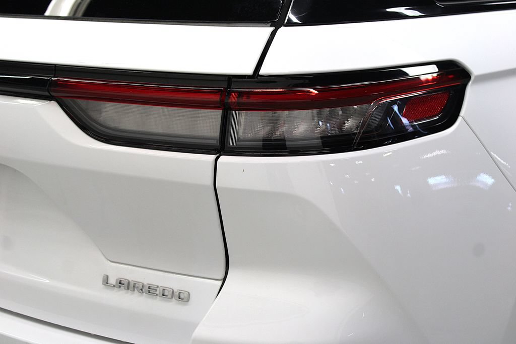Certified 2023 Jeep Grand Cherokee Laredo X AWD/4WD image 38