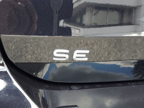 Certified 2025 Volkswagen Taos SE FWD image 11