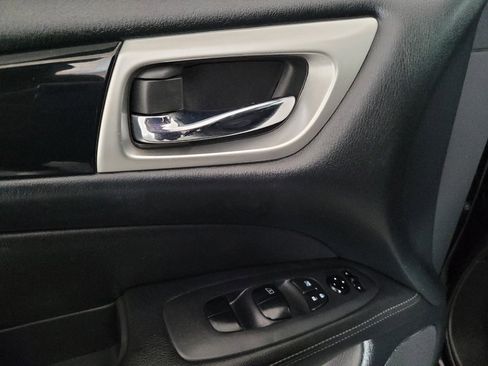 Used 2019 Nissan Pathfinder S FWD image 27