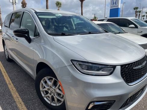 Used 2024 Chrysler Pacifica Touring-L image 2