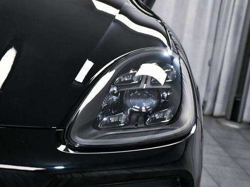 Used 2022 Porsche Cayenne Platinum Edition image 76