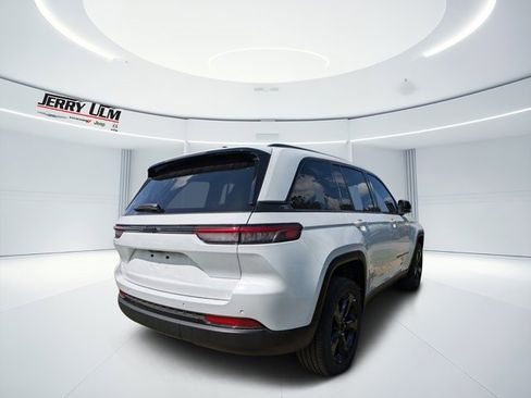 New 2025 Jeep Grand Cherokee Altitude image 3