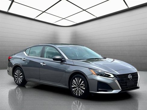 Used 2025 Nissan Altima 2.5 SV FWD image 3
