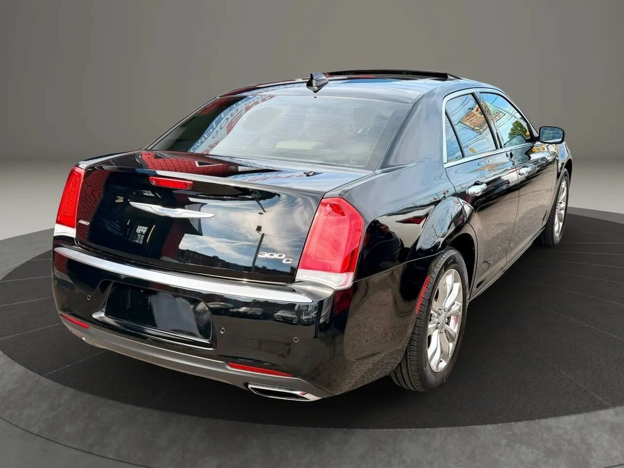 Used 2015 Chrysler 300 C Platinum w/ Harman/Kardon Audio Group AWD/4WD image 4