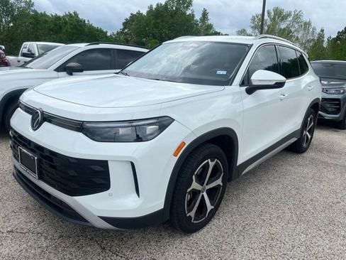 Used 2025 Volkswagen Tiguan SE image 1