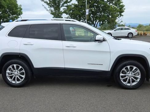 Used 2019 Jeep Cherokee Latitude w/ Cold Weather Group AWD/4WD image 9
