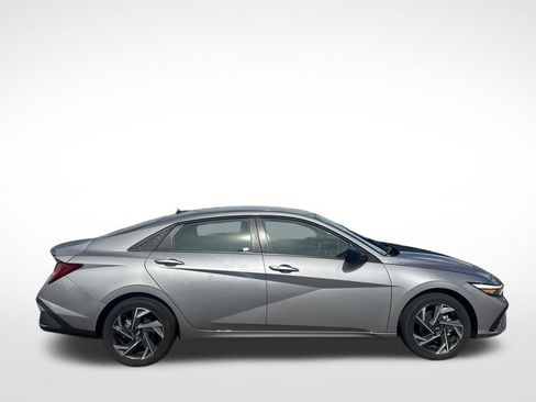 Used 2025 Hyundai Elantra SEL FWD image 4