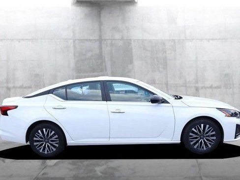 Used 2025 Nissan Altima 2.5 SV FWD image 5