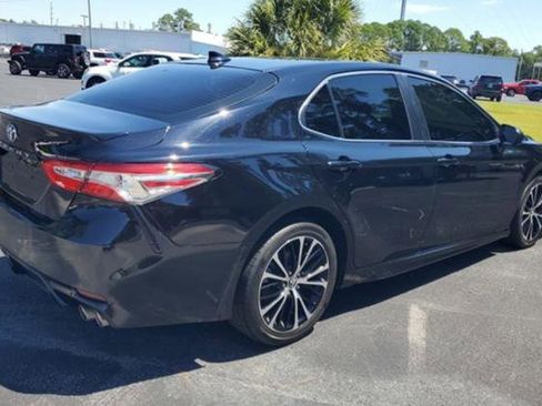 Used 2020 Toyota Camry SE image 2