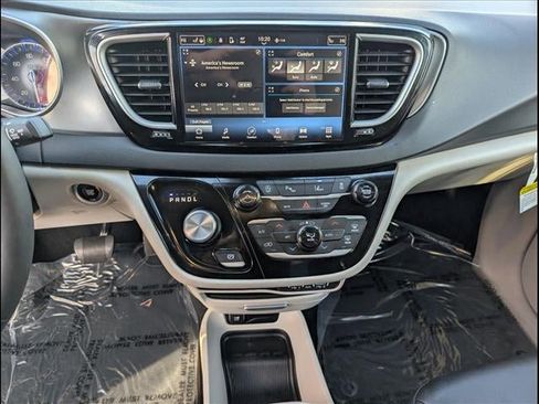 Used 2024 Chrysler Pacifica Touring-L image 10