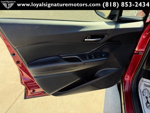Used 2018 Toyota C-HR XLE FWD image 16