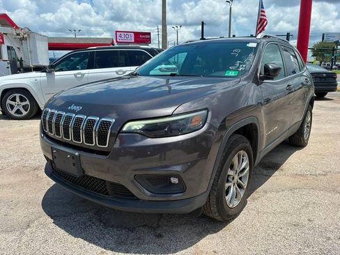 Used 2019 Jeep Cherokee Latitude Plus w/ Comfort/Convenience Group AWD/4WD image 2
