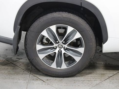Used 2022 Toyota Highlander XLE AWD/4WD image 13