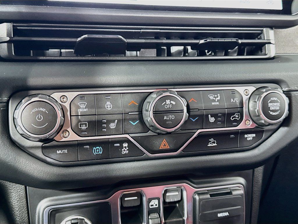Used 2024 Jeep Wrangler Unlimited Sahara AWD/4WD image 20