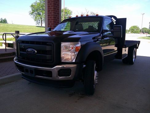 Used 2015 Ford F550 2WD Regular Cab Super Duty image 2