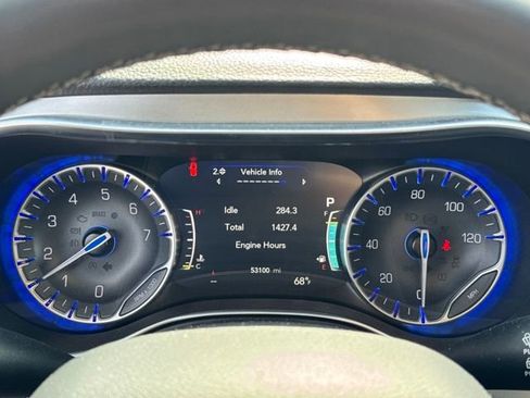 Used 2025 Chrysler Pacifica Limited image 18