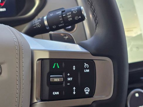 Used 2025 Land Rover Discovery Metropolitan Edition image 23