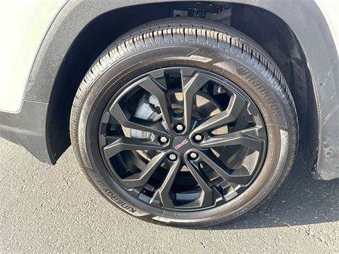 Used 2022 GMC Terrain SLE w/ Driver Convenience Package image 10