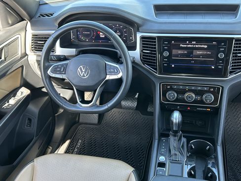 Used 2023 Volkswagen Atlas Cross Sport SE w/ Panoramic Sunroof Package FWD image 12