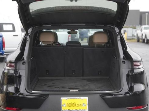 Used 2025 Porsche Cayenne Base image 32