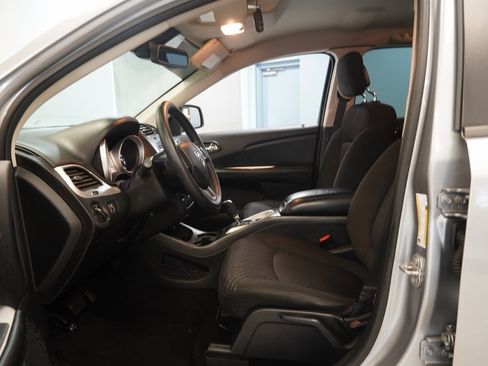 Used 2018 Dodge Journey SE image 4