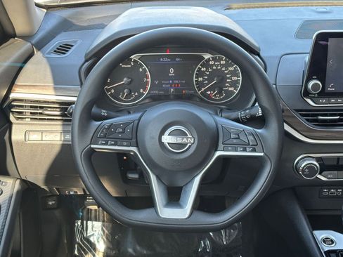 Used 2025 Nissan Altima 2.5 SV FWD image 29