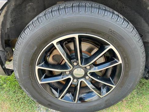 Used 2017 Dodge Grand Caravan SXT w/ Blacktop Package FWD image 9