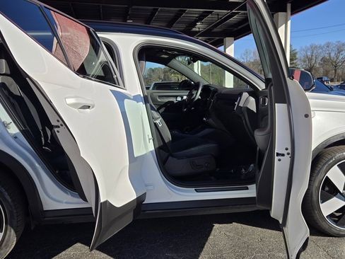 Used 2023 Volvo XC40 Recharge Ultimate image 16