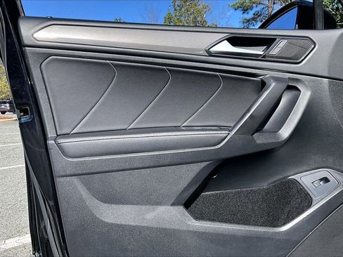 Used 2022 Volkswagen Tiguan SE w/ Panoramic Sunroof Package image 26