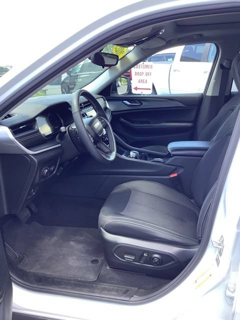 Used 2023 Jeep Grand Cherokee L Laredo w/ Luxury Tech Group I AWD/4WD image 14