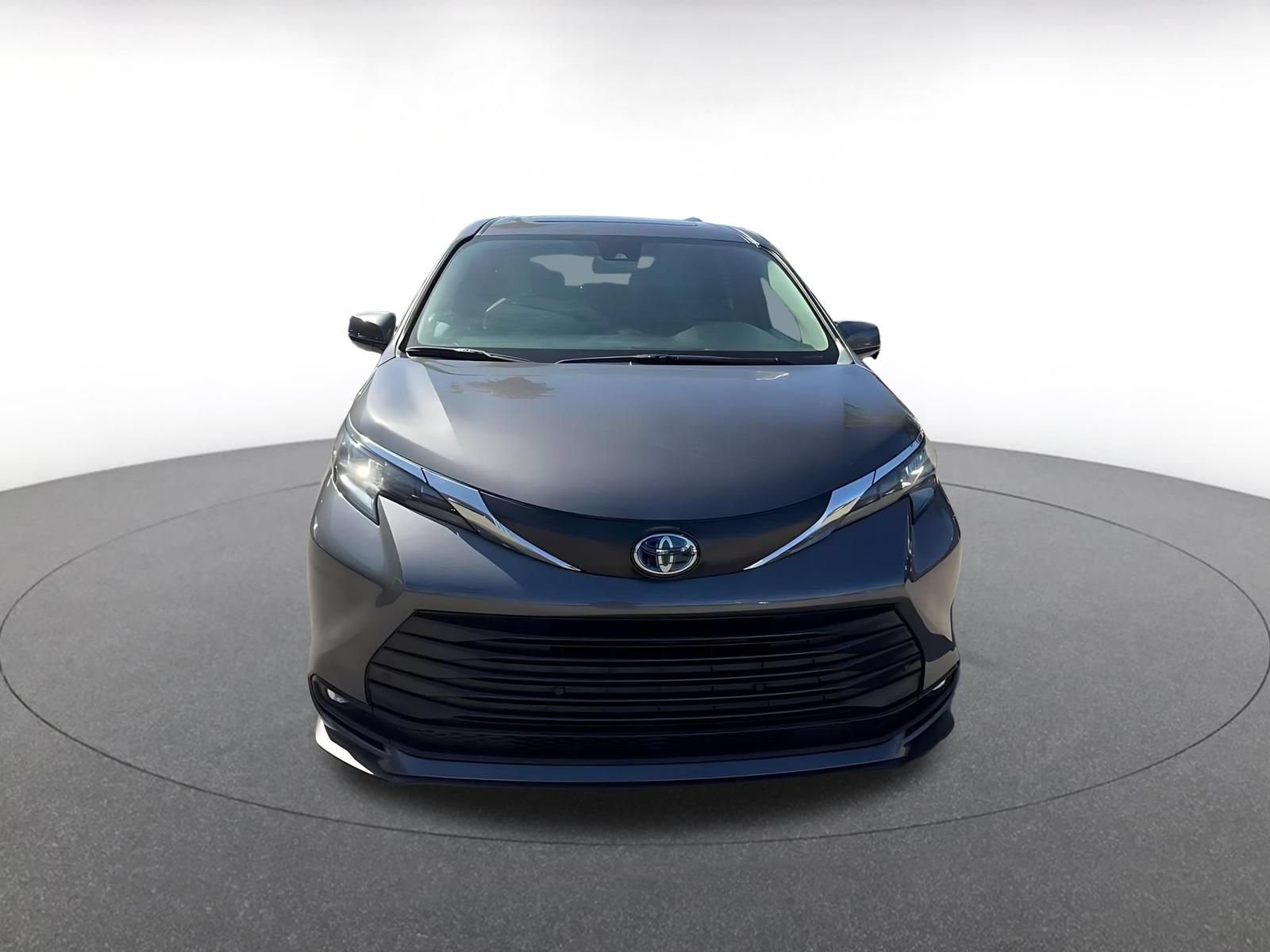 Used 2025 Toyota Sienna XLE FWD image 4