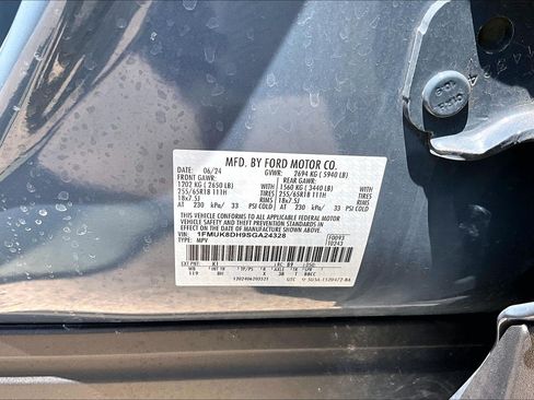 Used 2025 Ford Explorer Active AWD/4WD image 36