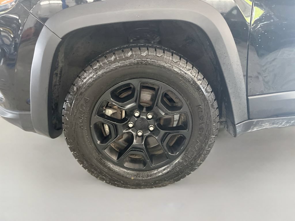 Used 2022 Jeep Cherokee Latitude AWD/4WD image 28