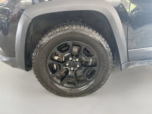 Used 2022 Jeep Cherokee Latitude AWD/4WD image 28