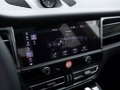 Certified 2025 Porsche Macan image 15